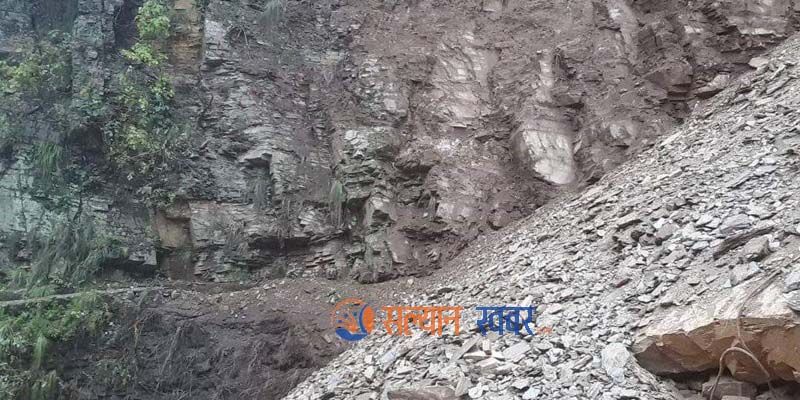 बाढीले लाहाघाट सिचाइ कुलो र खानेपानी पाइप बगायो 