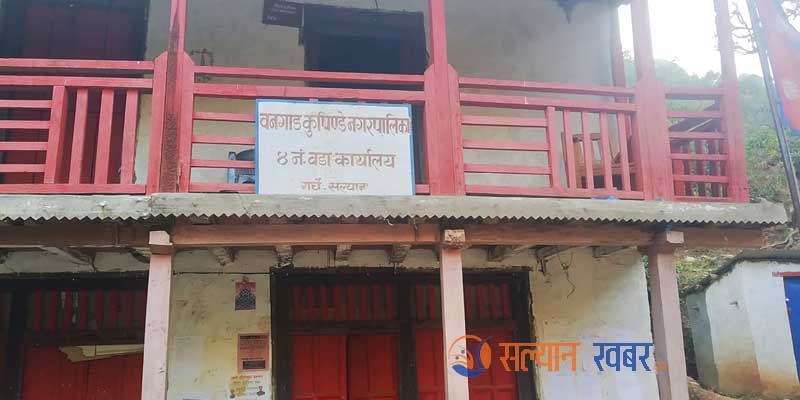 वडाका पाँच सय बढी घरधुरीलाई मास्क र साबुन वितरण 