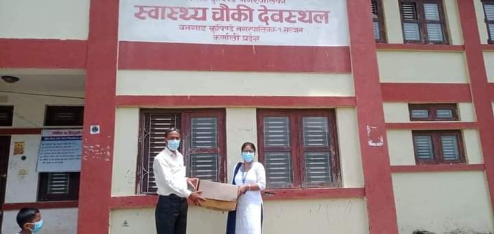 युवा समाजसेवी यरीले गरे देवस्थल स्वास्थ्य चोकीलाई १ हजार सर्जिकल मास्क हस्तान्तरण 