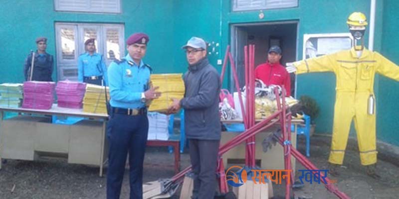  वन डढेलो नियन्त्रण गर्ने प्रहरीलाई औजार हस्तान्तरण