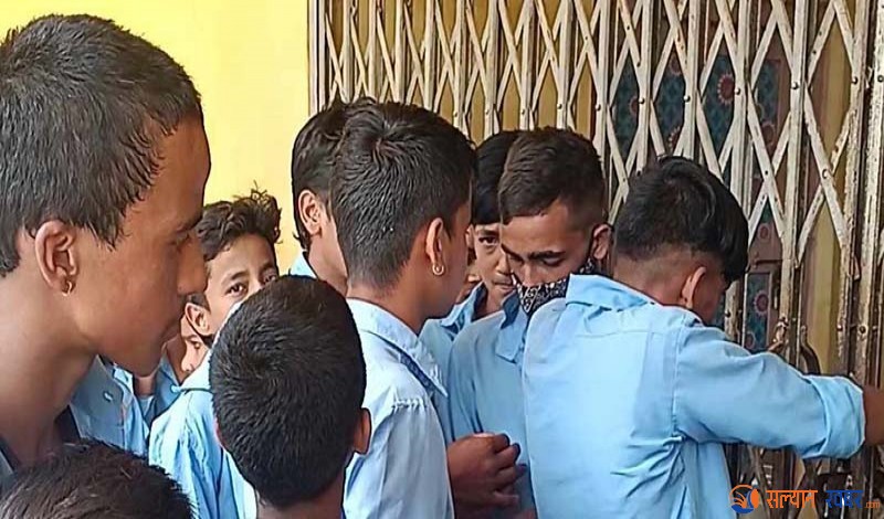 शिक्षकको माग गर्दै सल्यान बागचौरका  विद्यालयमा तालाबन्दी, कतै विद्यालय नै बन्द 