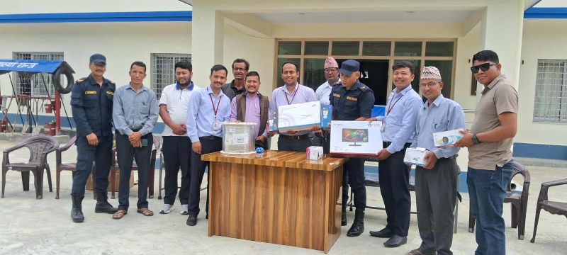  सल्यानमा हिमालयन बैङ्क कुमाखद्वारा प्रहरी र विद्यालयलाई सामग्री प्रदान