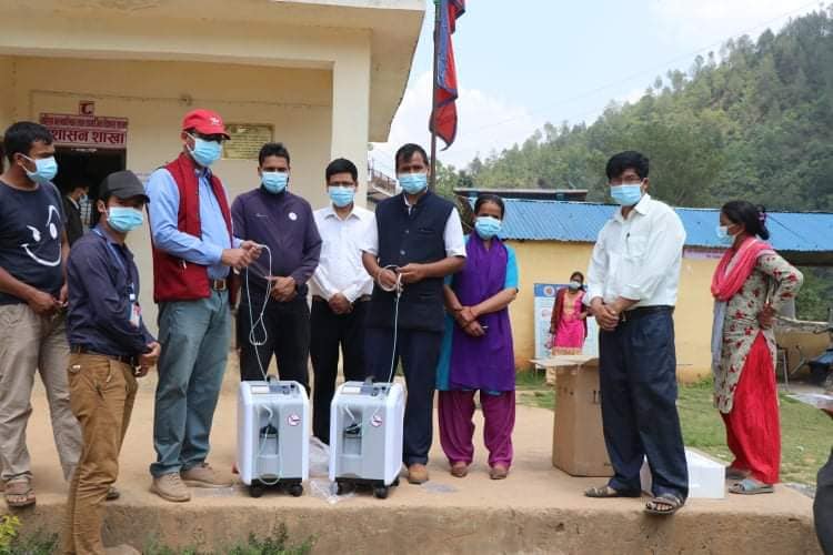 चौरजहारी मिसन अस्पतालद्धारा दार्मा गाउँपालिकालाई दुई कन्सन्ट्रेटर मेसिन प्रदान 