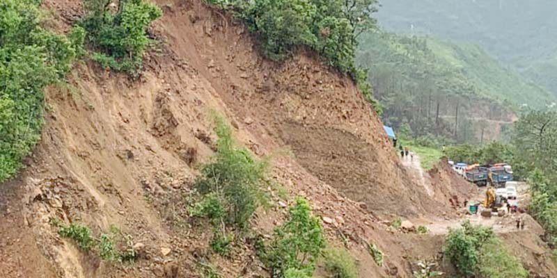 तीन दिनदेखि राप्ती राजमार्ग अवरुद्ध, कपुरकोट पहिरोले दुई गाडीमा क्षति 