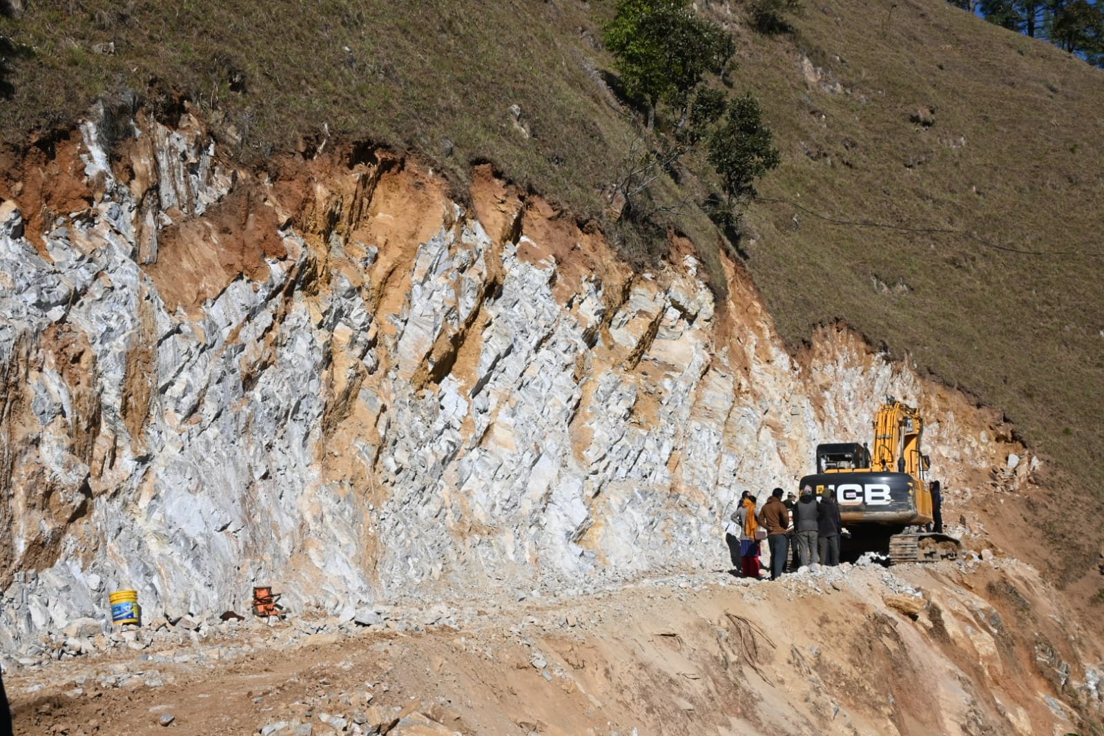 चट्टान फोडेर सडक निकाल्दै छत्रेश्वरी गाउँपालिका