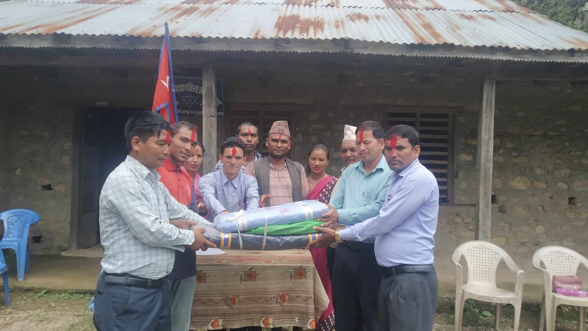 सल्यानका दुर्गम विद्यालयका विद्यार्थीलाई पोसाक वितरण 