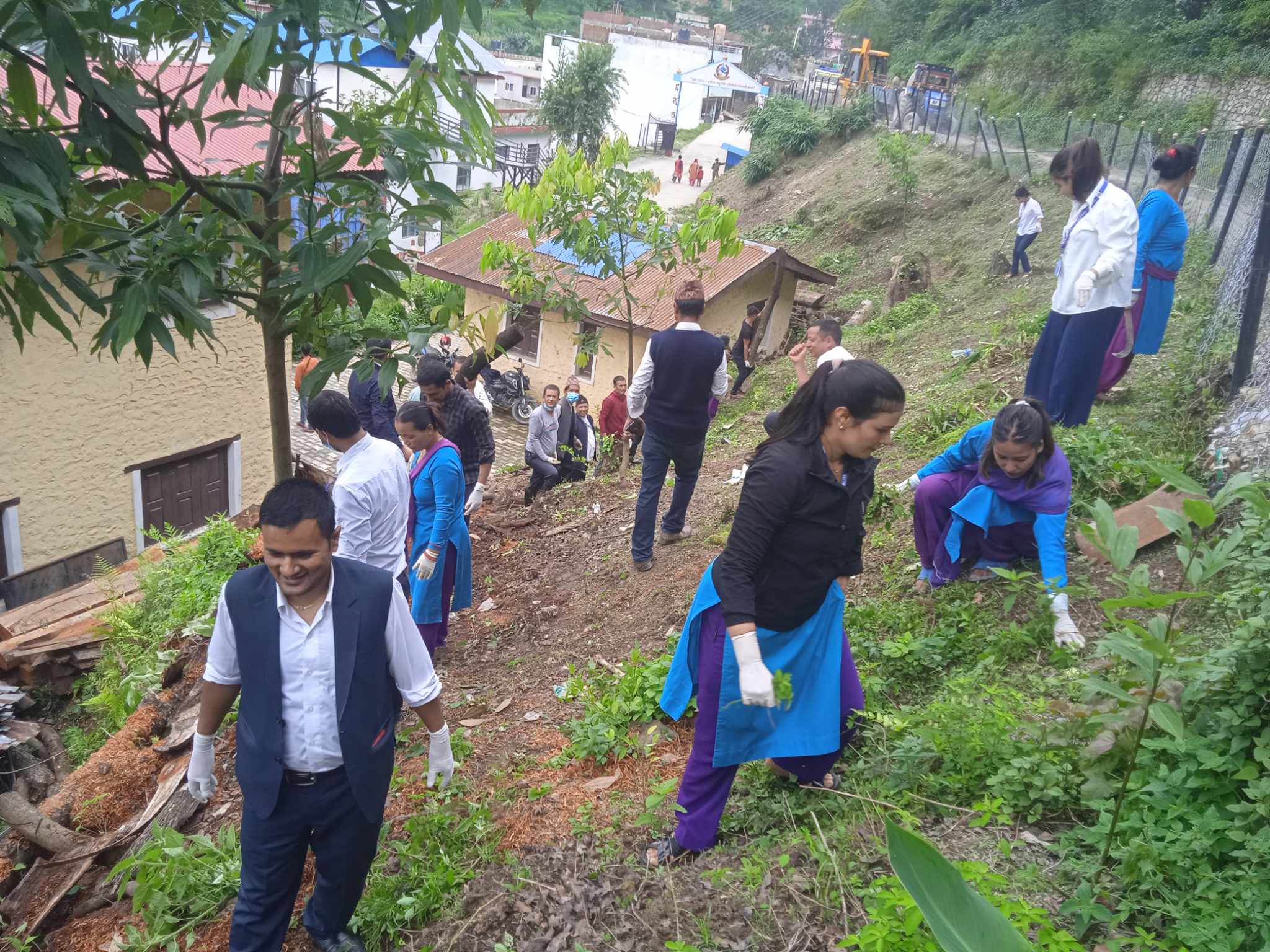 कपुरकोट गाउँपालिकाको सार्वजनिक स्थानमा सरसफाइ तथा वृक्षारोपण
