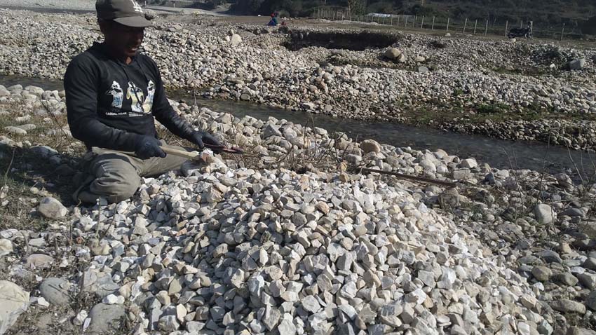 गिट्टी कुटेर परिवार पाल्दै अपांगता भएका देवबहादुर