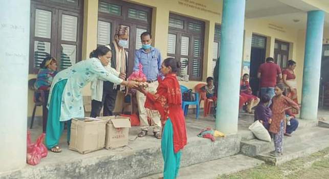 सुर्खेतको सिम्तामा  ४१६ सुत्केरी आमालाई उपाध्यक्ष कोसेली