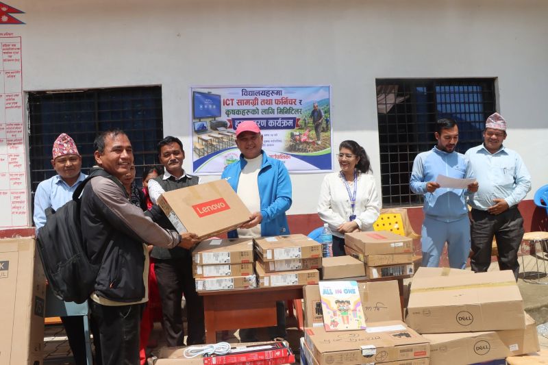 सिद्धकुमाख गाउँपालिकाद्वारा विद्यालयलाई आईसीटी सामग्री र कृषकलाई मिनिटिलर हस्तान्तरण
