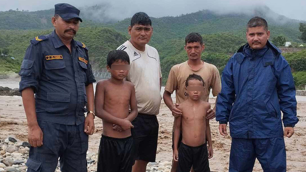 बनगाड खोलामा बाढीले बगाएका बालकको उद्धार