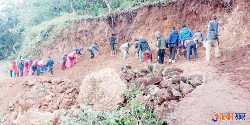 स्थानीय सरकारले बेवास्ता गरेपछि उपभोक्ताले मर्मत गरे स्वरा- बस्नेत जिउला- गिठाचौर सडक 