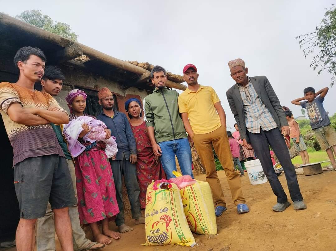  बनगाड कुपिण्डे सातका वडाध्यक्ष र दलित महिला सदस्यद्धारा विपन्न परिवारलाई खाद्यन्न सहयोग