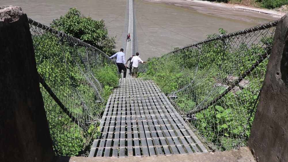 भासिएको पुलबाट जोखिम मोलेर भेरी नदी वारपार गर्न बाध्य सल्यानका स्थानीय