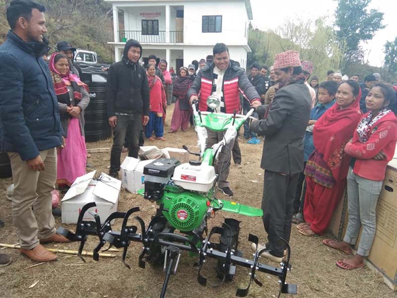 कपुरकोट गाउँपालिकामा कृषि सामाग्री वितरण 