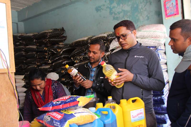 कालोबजारी भएको गुनासो पछि सल्यानमा बजार अनुगमन 