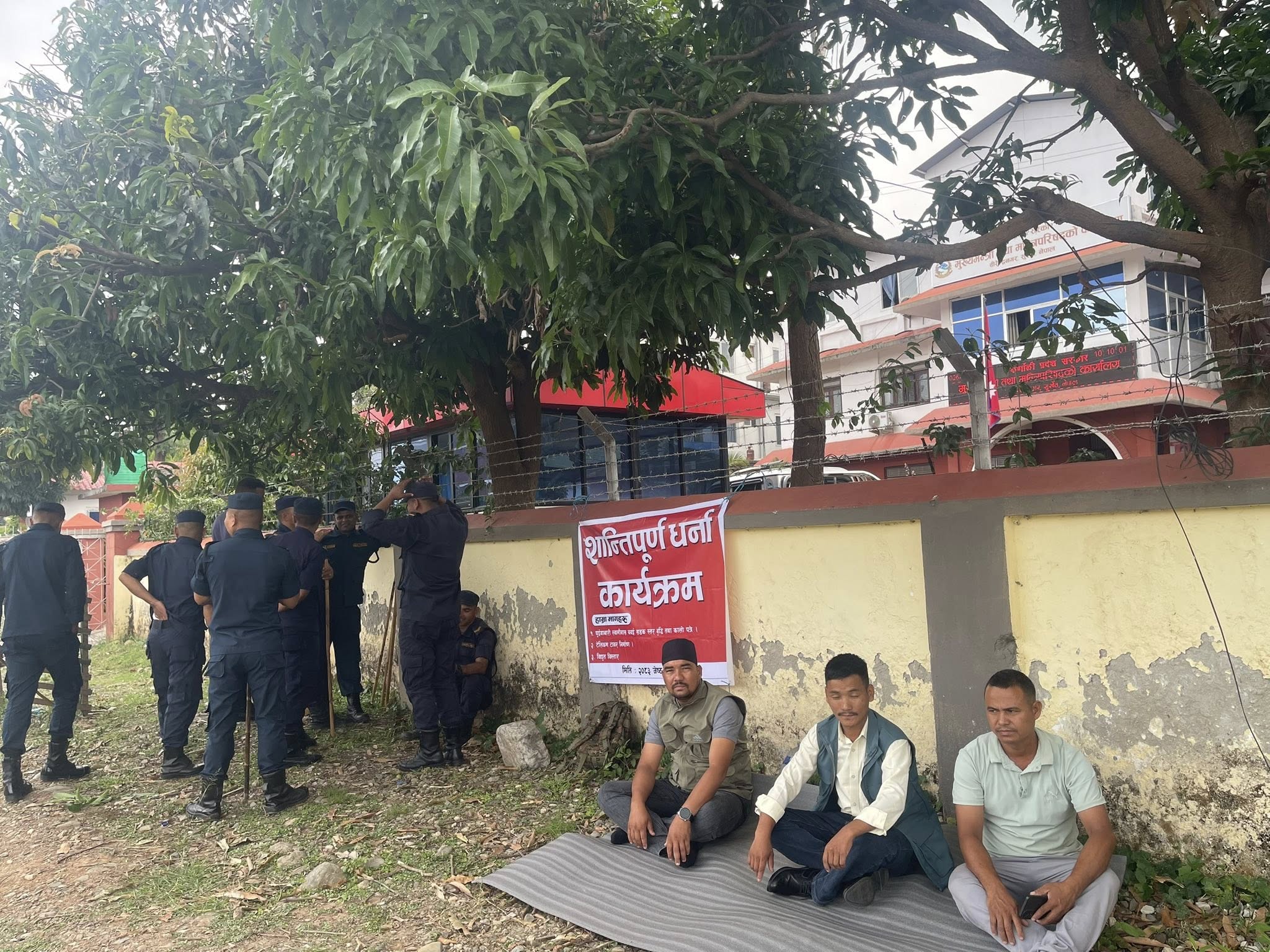 सञ्चार, विद्युत र सडकको माग गर्दै मुख्यमन्त्री कार्यालयमा  वडाध्यक्षको धर्ना 