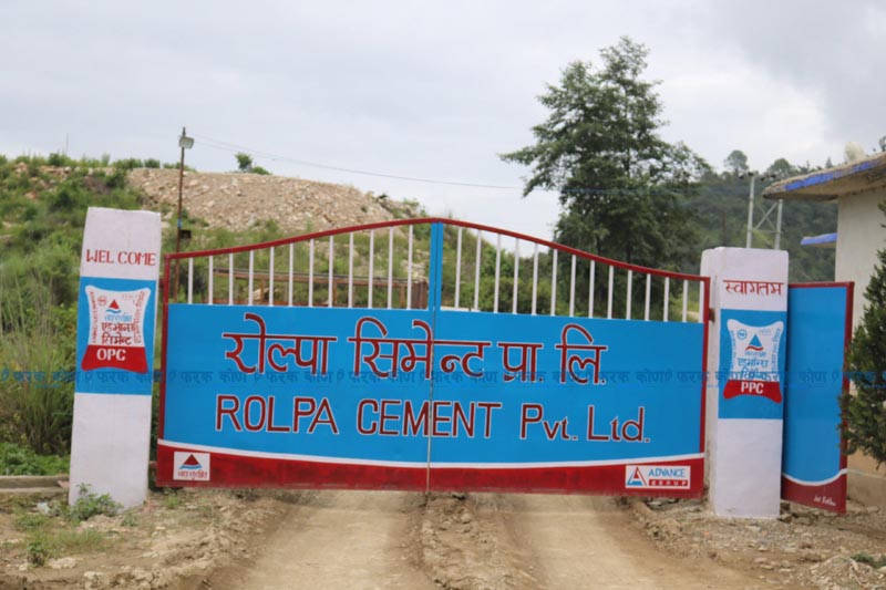 रोल्पा सिमेन्ट उद्योगको टिपरले उडाएको धुलोले कपुरकोटवासीलाई सास्ती